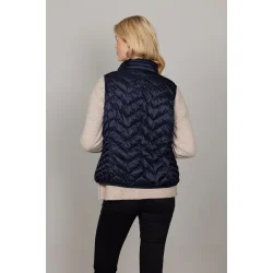 Kvinde i Louise Dunvest fra Junge set fra siden og bagfra, viser vestens lette pasform og elastiske afslutning