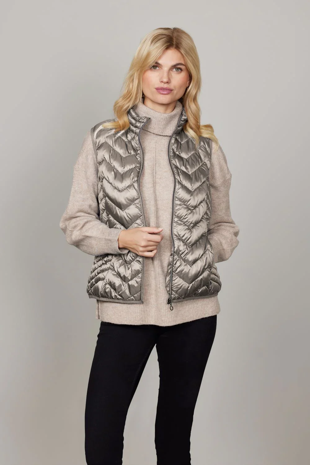 Model ifrt Louise Dunvest fra Junge set forfra, viser zigzag-quiltning og hj krave