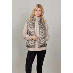 Model ifrt Louise Dunvest fra Junge set forfra, viser zigzag-quiltning og hj krave