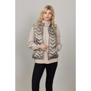 Model ifrt Louise Dunvest fra Junge set forfra, viser zigzag-quiltning og hj krave