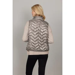 Kvinde i Louise Dunvest fra Junge set fra siden og bagfra, viser vestens lette pasform og elastiske afslutning