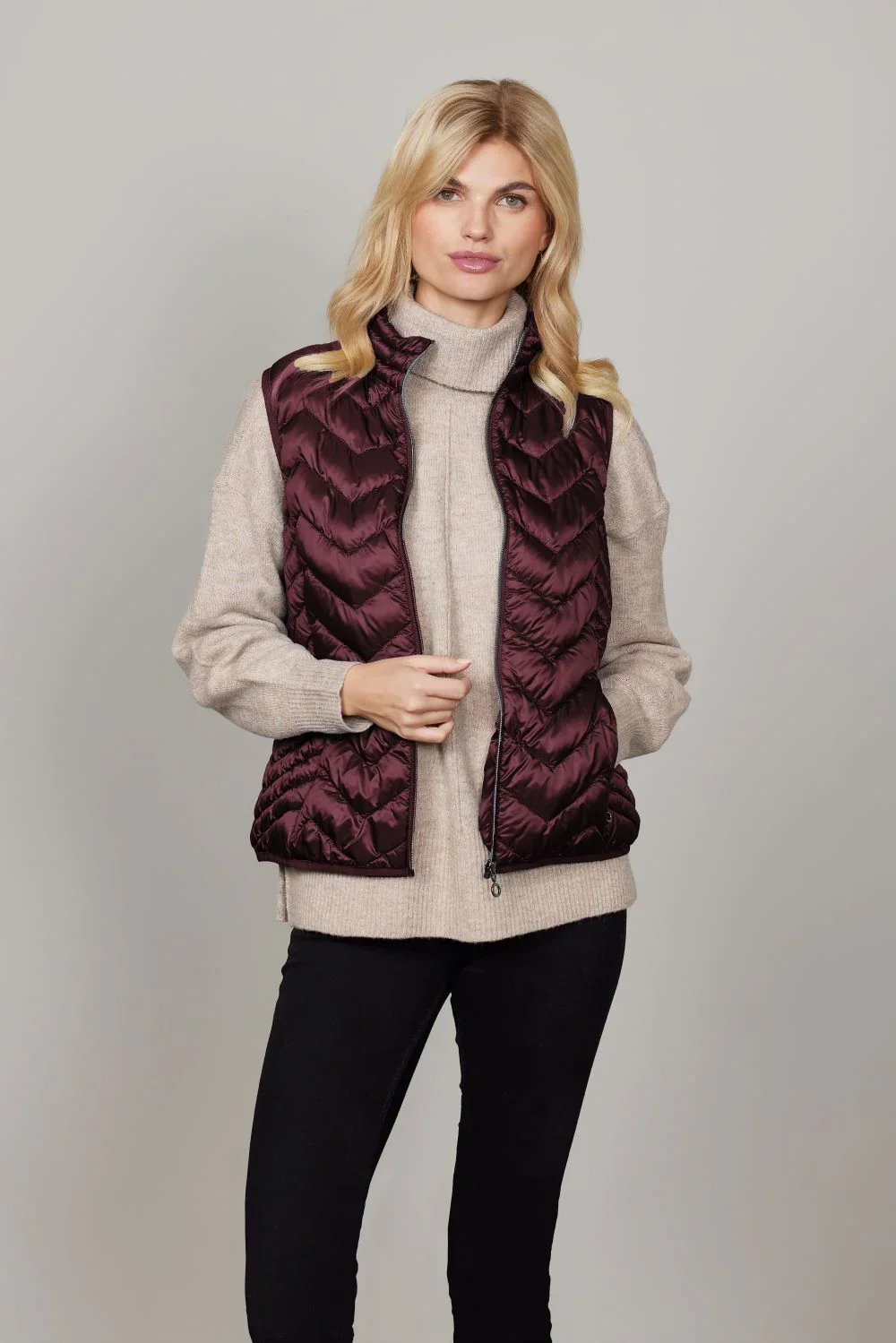Model ifrt Louise Dunvest fra Junge set forfra, viser zigzag-quiltning og hj krave