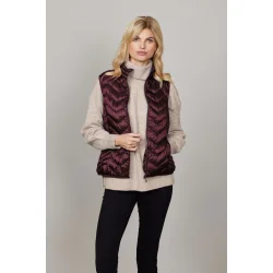 Model ifrt Louise Dunvest fra Junge set forfra, viser zigzag-quiltning og hj krave