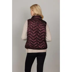 Kvinde i Louise Dunvest fra Junge set fra siden og bagfra, viser vestens lette pasform og elastiske afslutning