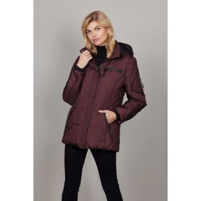 Kvinde med Majbrit quilted jakke fra Junge, frontvisning med htte og lommer