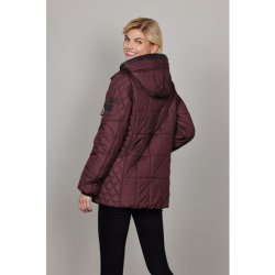 Model viser Majbrit quilted jakke fra Junge med quiltet struktur og htte set fra siden