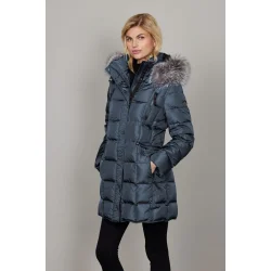 Kvinde ifrt Mary-dunjakke med aftagelig htte og slvrv-pels, set forfra med lynls og lommer