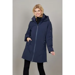 Kvinde ifrt Medina-jakken fra Junge i vandtt materiale med lynlslommer og aftagelig htte, set forfra