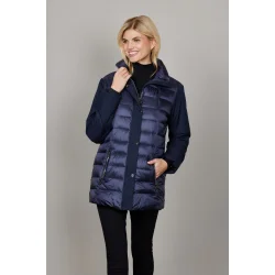 Kvinde ifrt Monalisa-jakken fra Junge, set forfra, viser quiltet krop og strkbare rmer