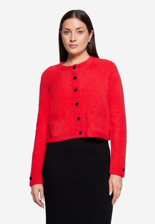 R�d cardigan set p� model forfra