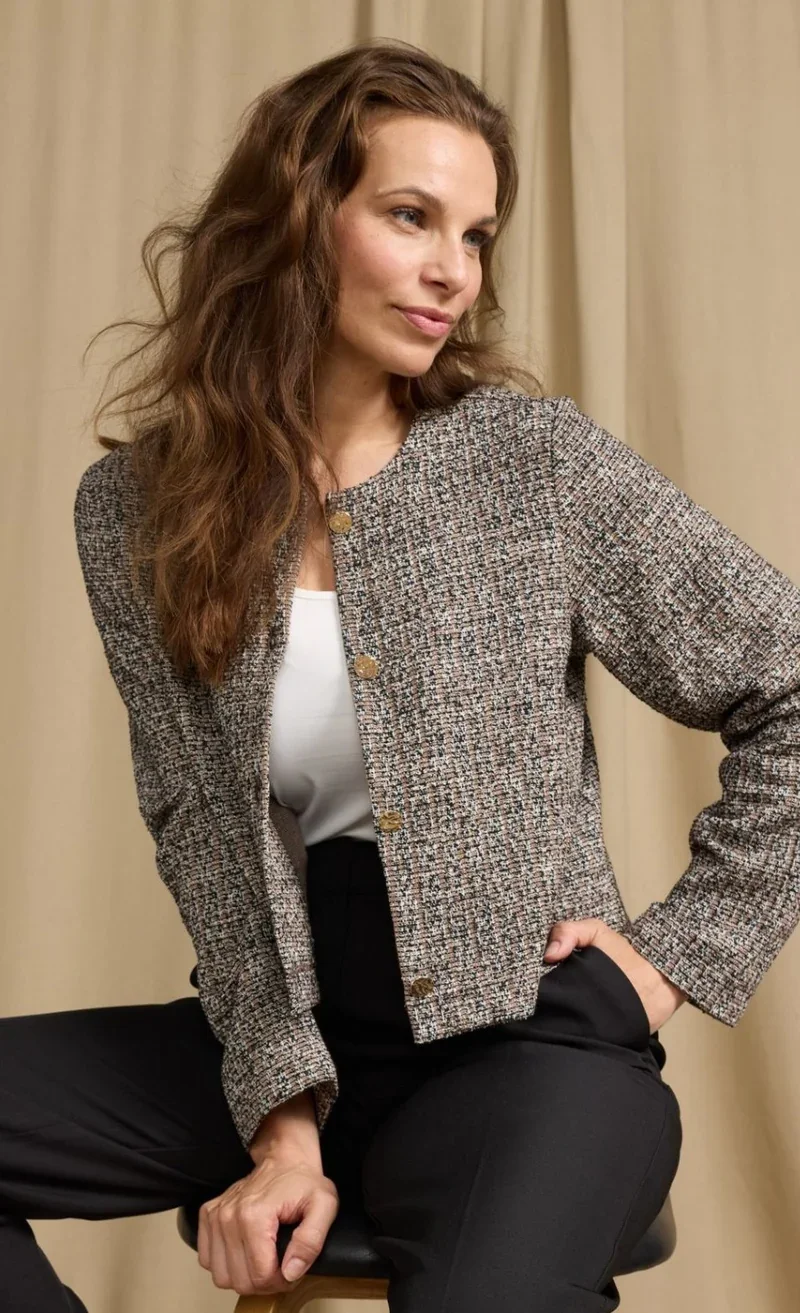 Kvinde ifrt 2-Biz boucle jakke med brun og sort mnster og rund hals