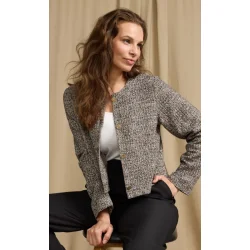 Kvinde ifrt 2-Biz boucle jakke med brun og sort mnster og rund hals