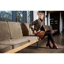 Kvinde ifrt strikket cardigan fra Skovhuus med tigerstriber og rund hals