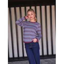 Kvinde ifrt brun og lysebl mnstret striktrje fra Skovhuus med rund hals og lange rmer