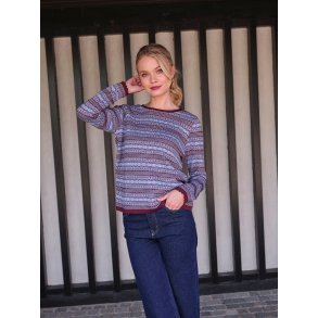 Kvinde ifrt brun og lysebl mnstret striktrje fra Skovhuus med rund hals og lange rmer