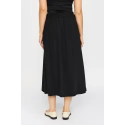 Kvinde i 2-Biz Oline nederdel, set bagfra