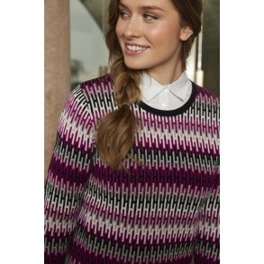 Voksen kvinde ifrt Sunday striktrje med mnster i pink, sort og hvid, rund hals og lange rmer
