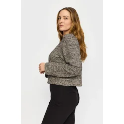 Kvinde ifrt 2-Biz boucle jakke med lukkede guldknapper, set fra siden