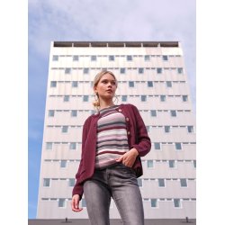 Kvinde ifrt vinrd strikcardigan med guldfarvede knapper og lommer – klassisk og komfortabel