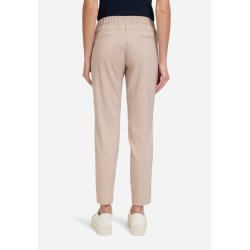 Model set bagfra i beige Betty Barclay bukser, der viser de diskrete baglommer og den delvise elastiklinning