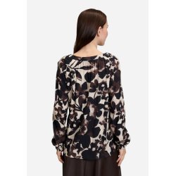 Bagfra kig af den brune m�nstrede bluse p� model, der viser den l�se pasform.