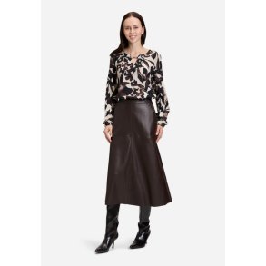 Model i en brun m�nstret bluse fra Betty Barclay med rund hals og blomsterprint.