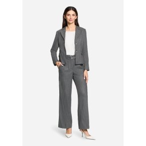 Model i en flot kort gr� habitjakke med n�lestriber fra Betty Barclay