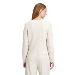 Bagfra visning af Betty Barclay jakke i sandfarvet fake ruskind, der viser den gode pasform