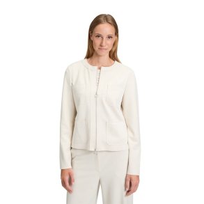 Sandfarvet indejakke fra Betty Barclay med lynl�s og lommer b�ret af model forfra