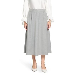 Model i en kn�lang lysgr� nederdel med A-facon fra Betty Barclay.