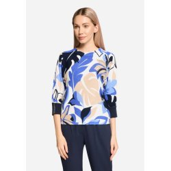 Model i en lysebl� og creme m�nstret strikbluse fra Betty Barclay med 3/4 �rmer.