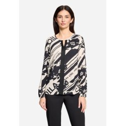 Model i m�nstret Betty Barclay bluse med grafisk print og dekorative b�nd i halsen