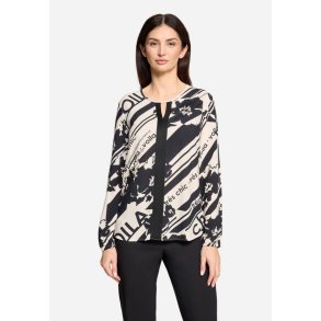 Model i m�nstret Betty Barclay bluse med grafisk print og dekorative b�nd i halsen