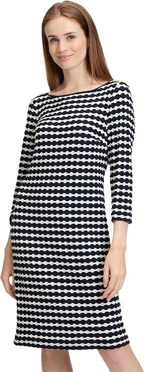 Model i en m�rkebl� og cremefarvet m�nstret jerseykjole fra Betty Barclay.