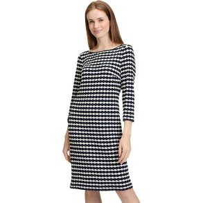 Model i en m�rkebl� og cremefarvet m�nstret jerseykjole fra Betty Barclay.