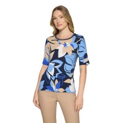 Model i en lysebl� og beige m�nstret t-shirt fra Betty Barclay med rund hals.