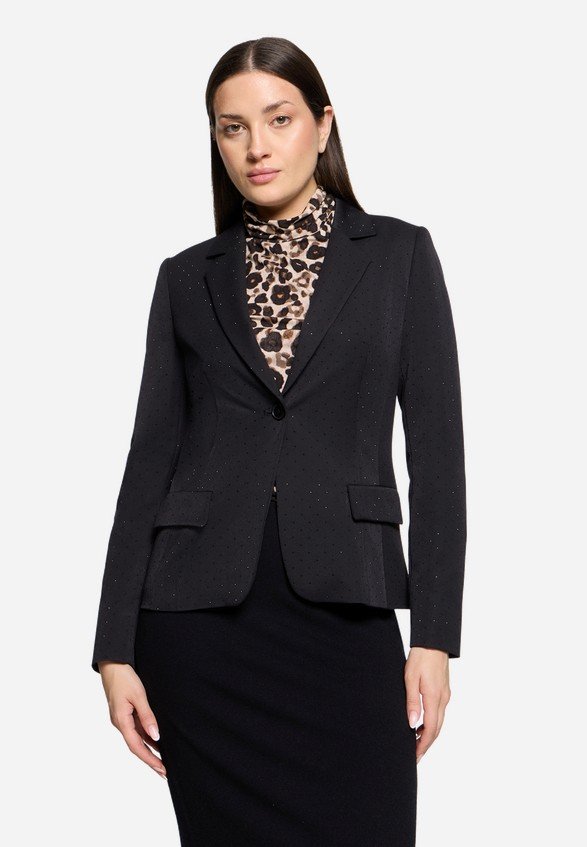 Model i sort Betty Barclay blazer med sm� sorte sten og skr�ddersyet pasform, vist forfra