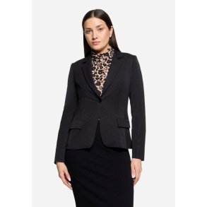 Model i sort Betty Barclay blazer med sm� sorte sten og skr�ddersyet pasform, vist forfra