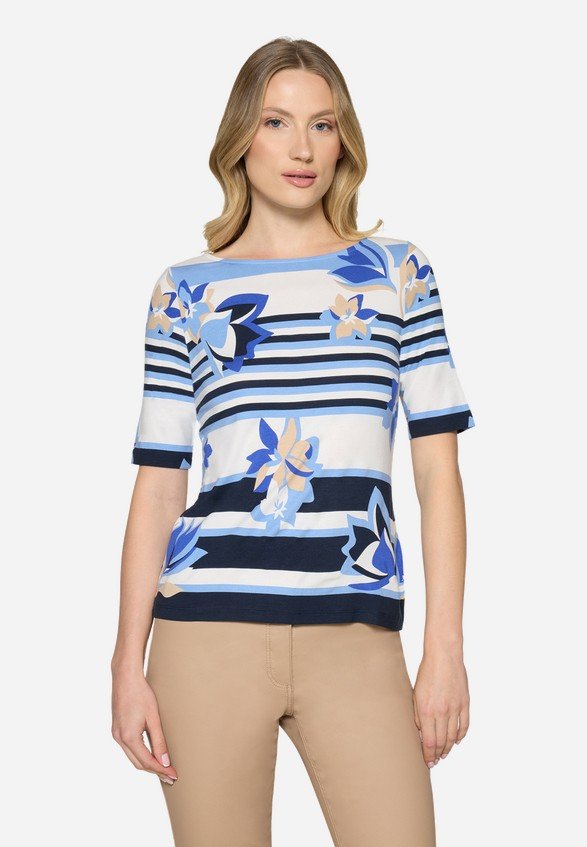 Model i en stribet t-shirt med blomsterprint, b�dhals og korte �rmer fra Betty Barclay