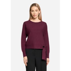 Model i ensfarvet bordeaux strikbluse med rund hals og bindeb�nd forneden. Vist forfra