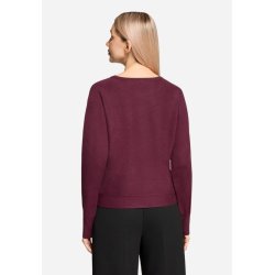 Bagside af bordeaux strikbluse p� model, der viser den ensfarvede ryg og pasform