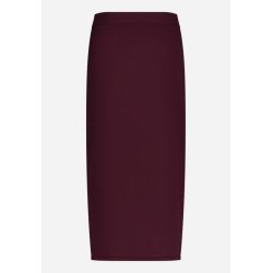 Lang strikket nederdel i ensfarvet bordeaux vist forfra &ndash; klassisk maxinederdel til damer
