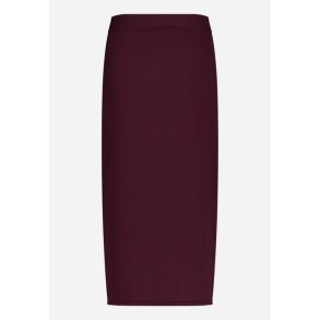Lang strikket nederdel i ensfarvet bordeaux vist forfra &ndash; klassisk maxinederdel til damer