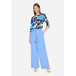 Model i lysebl� h�jtaljede bukser med brede ben og flotte l�g foran.