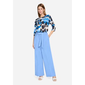 Model i lysebl� h�jtaljede bukser med brede ben og flotte l�g foran.