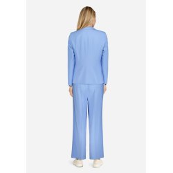 Bagfra kig af de lysebl� bukser med brede ben, der viser den gode