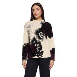 Model i creme og bordeaux m�nstret strikbluse med h�j krave og lige pasform. Vist forfra