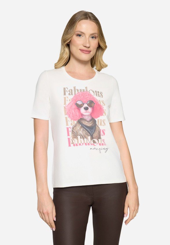 Model i en cremefarvet T-shirt med statement print og diskret bling fra Verona P.