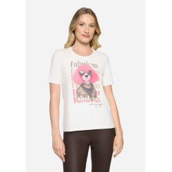 Model i en cremefarvet T-shirt med statement print og diskret bling fra Verona P.