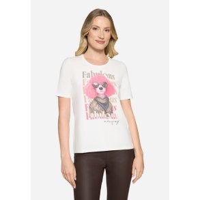 Model i en cremefarvet T-shirt med statement print og diskret bling fra Verona P.